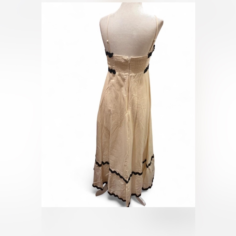 Elegant Cream Maxi Dress with Black Accents - Picture 3 of 9